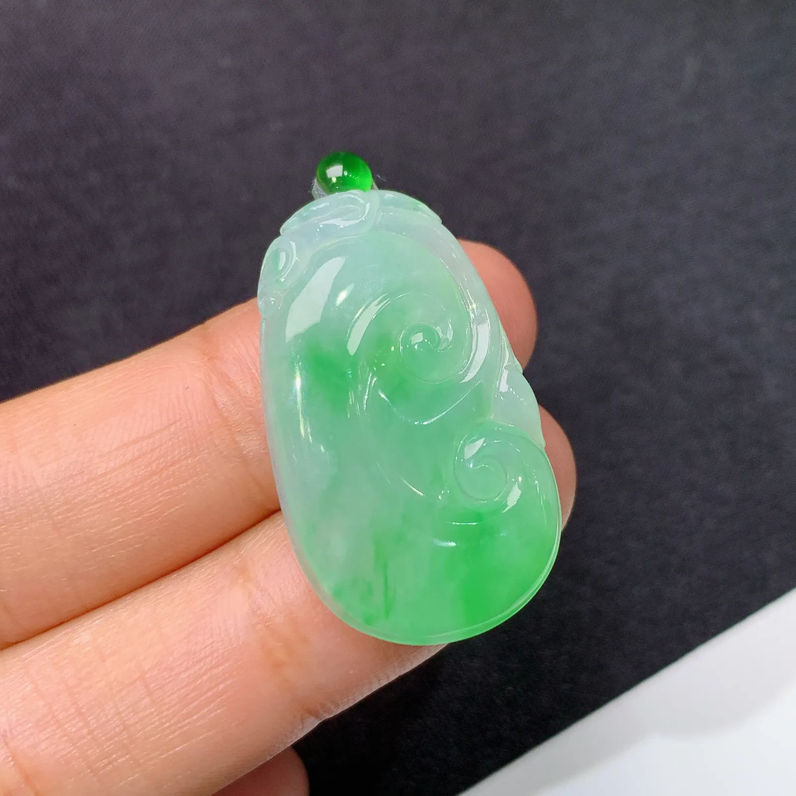 冰飘绿如意，镶嵌佳品，冰润色阳，玉质细腻，种水足，Xg 尺寸29.6*17.8*3.6