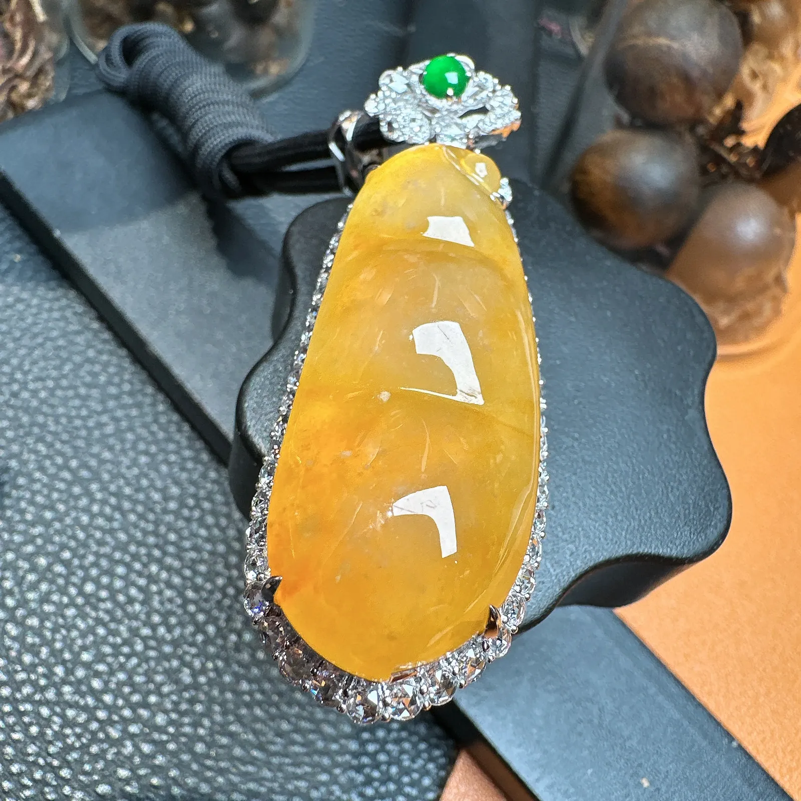 冰黄大福豆，达到冰种的大件黄翡料子，无纹无裂，天然色泽，稀缺品，裸石尺寸42.1*16.4*7.8毫米。