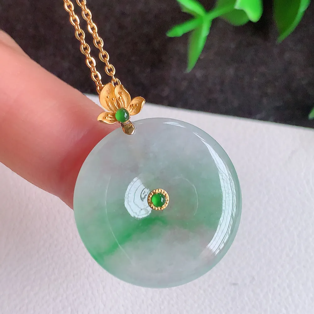 18k金冰润飘绿平安扣吊坠，厚装饱满，冰润剔透，细腻水足，种质润泽，飘花灵动，佩戴优雅大气，W41.