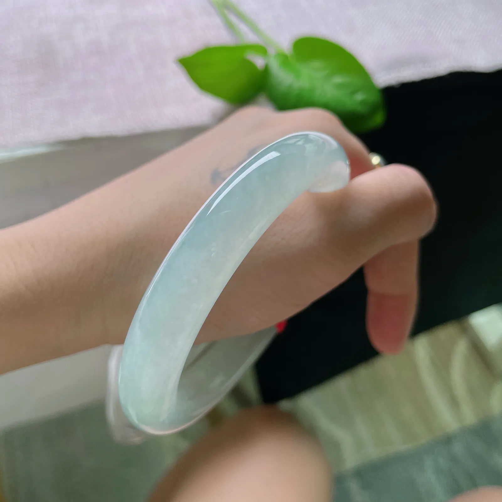 57.3/11.7，冰晴底圆条，清透立骨，柔和养韵，像一句未说尽的诗，留白处皆是余味