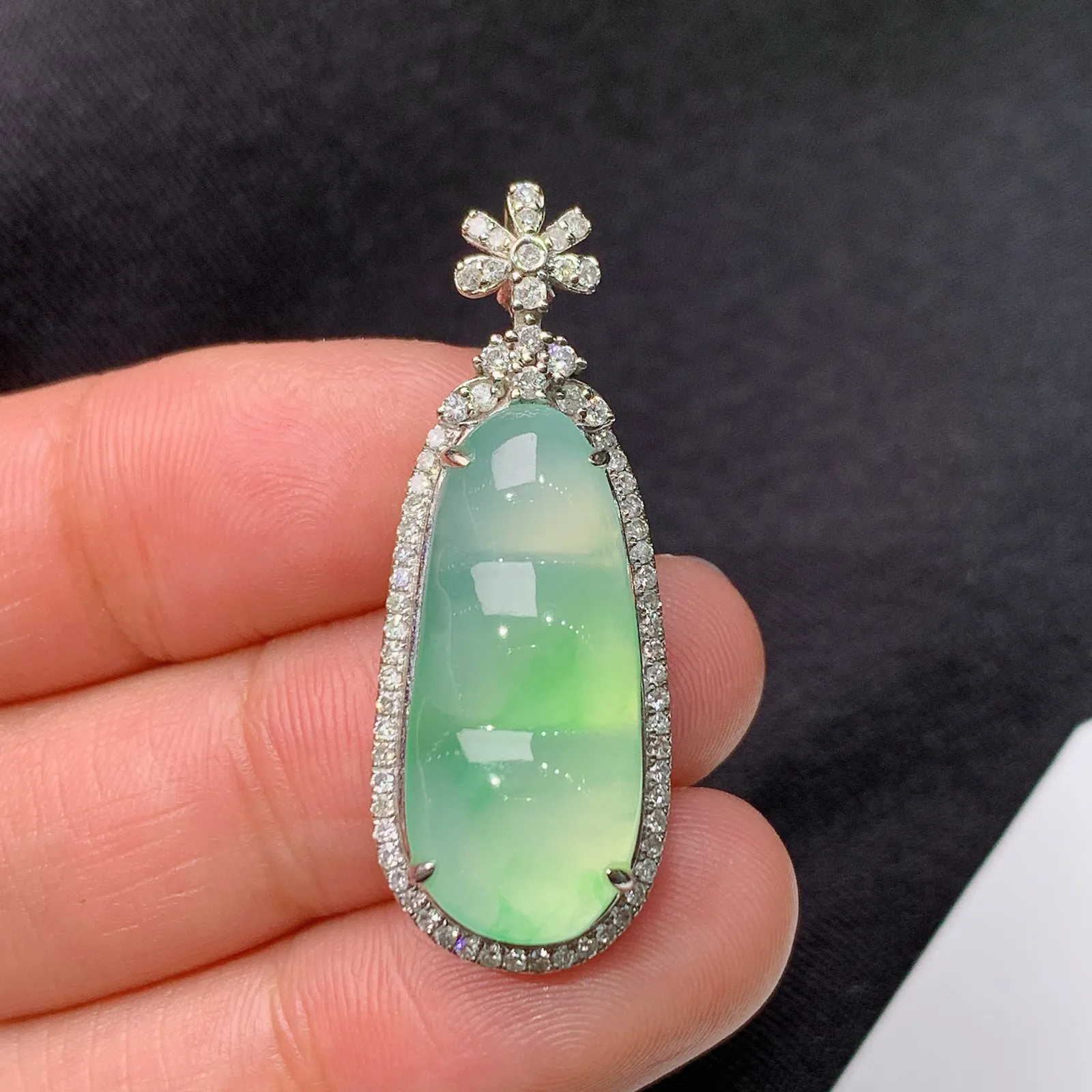 冰飘绿福豆吊坠，18k金钻镶嵌，冰润饱满，玉质细腻，种水足，Tl整体尺寸34.8*13*7.8