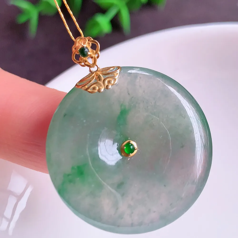 18k金冰润飘花平安扣吊坠，厚装饱满，冰润剔透，细腻水足，种质润泽，飘花灵动，佩戴优雅大气，W400.28   尺寸：35-28.5-5.5mm  裸石尺寸：28.5-5.5mm