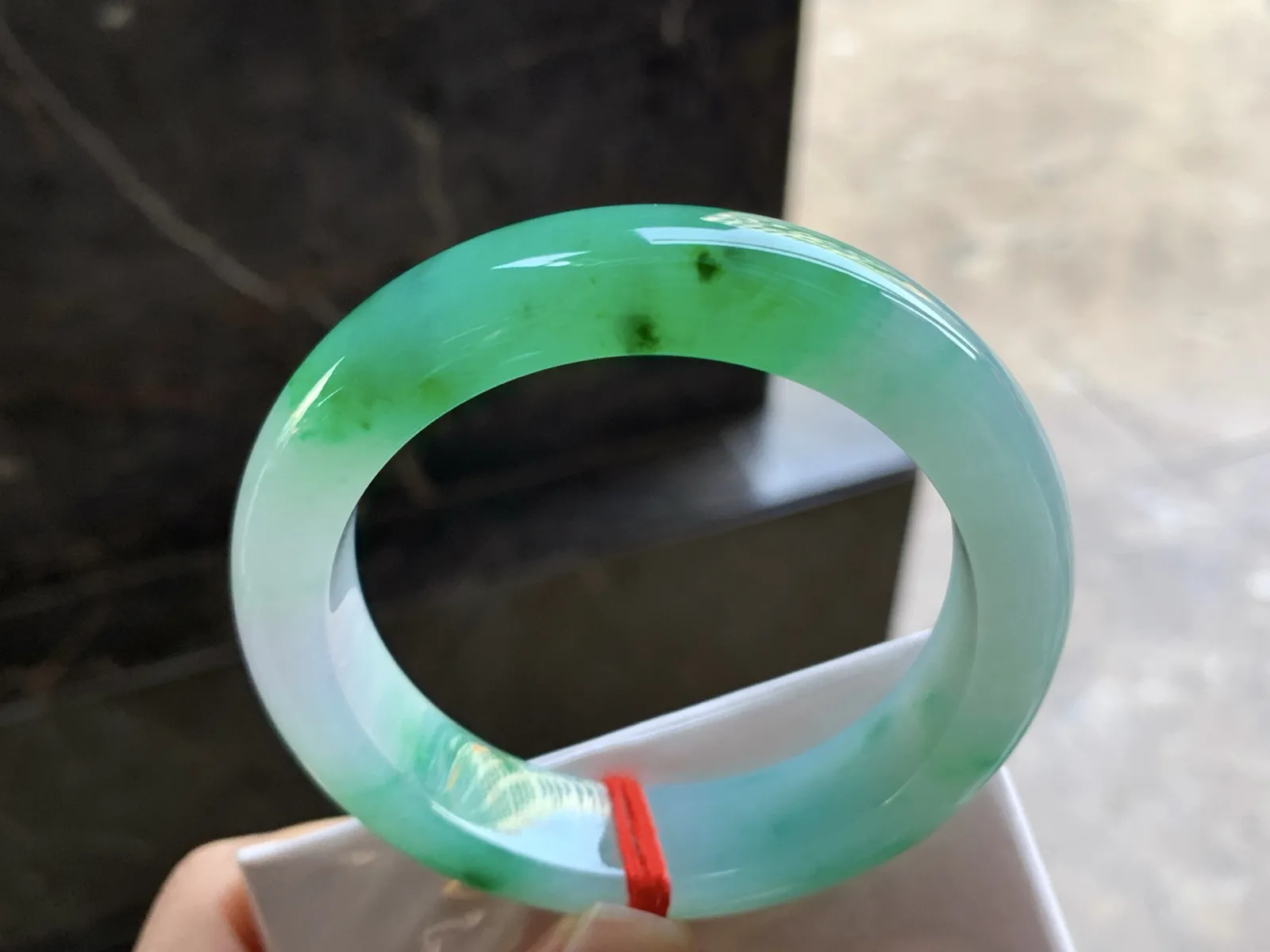 53.5-13.3-9.2

阳绿色手镯^_^颜色鲜艳 玉质温润