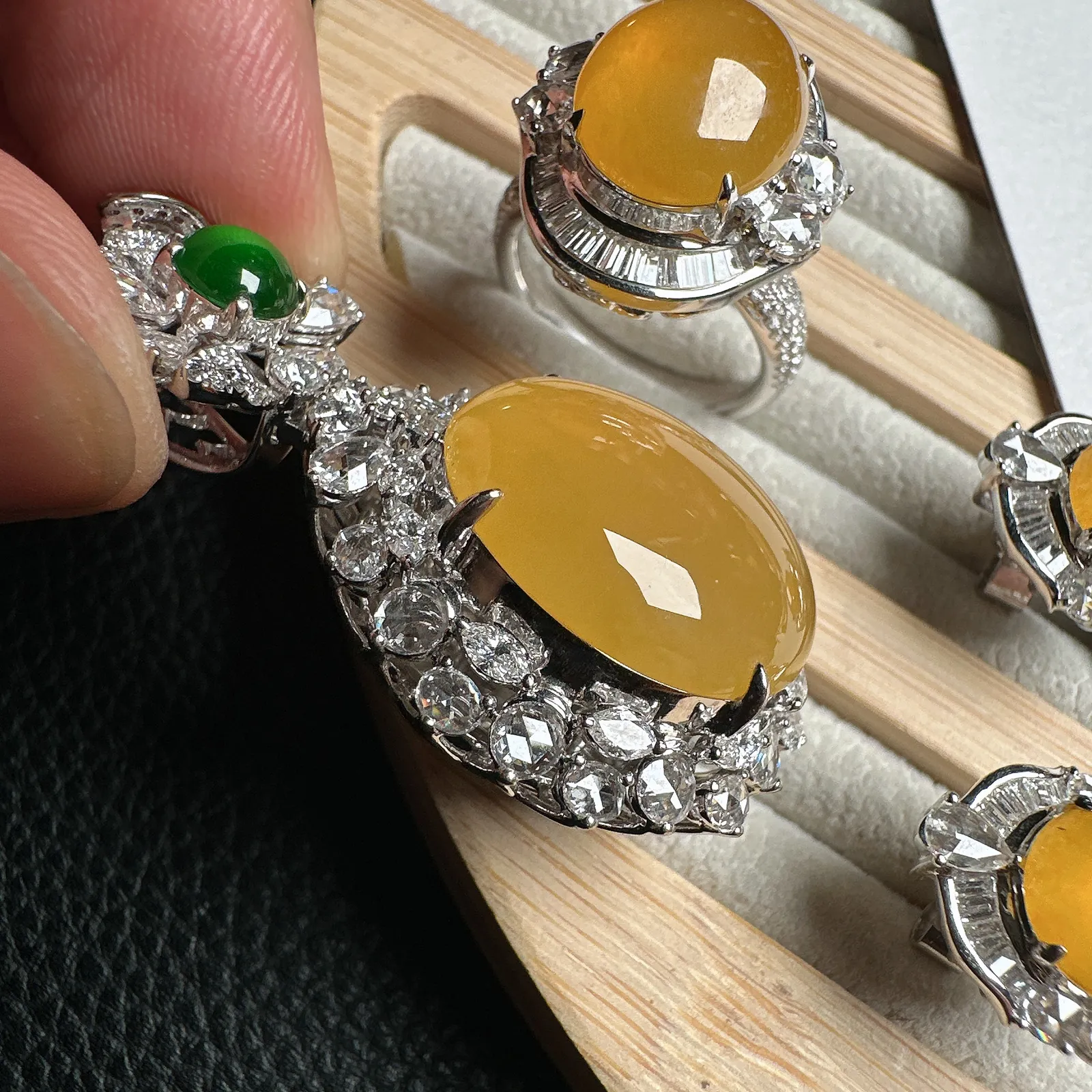 冰黄老坑首饰三件套，裸石尺寸项链20.2*17.4*8mm，戒指12.5*11*5.2毫米，耳钉9.5*9.1*4.3mm