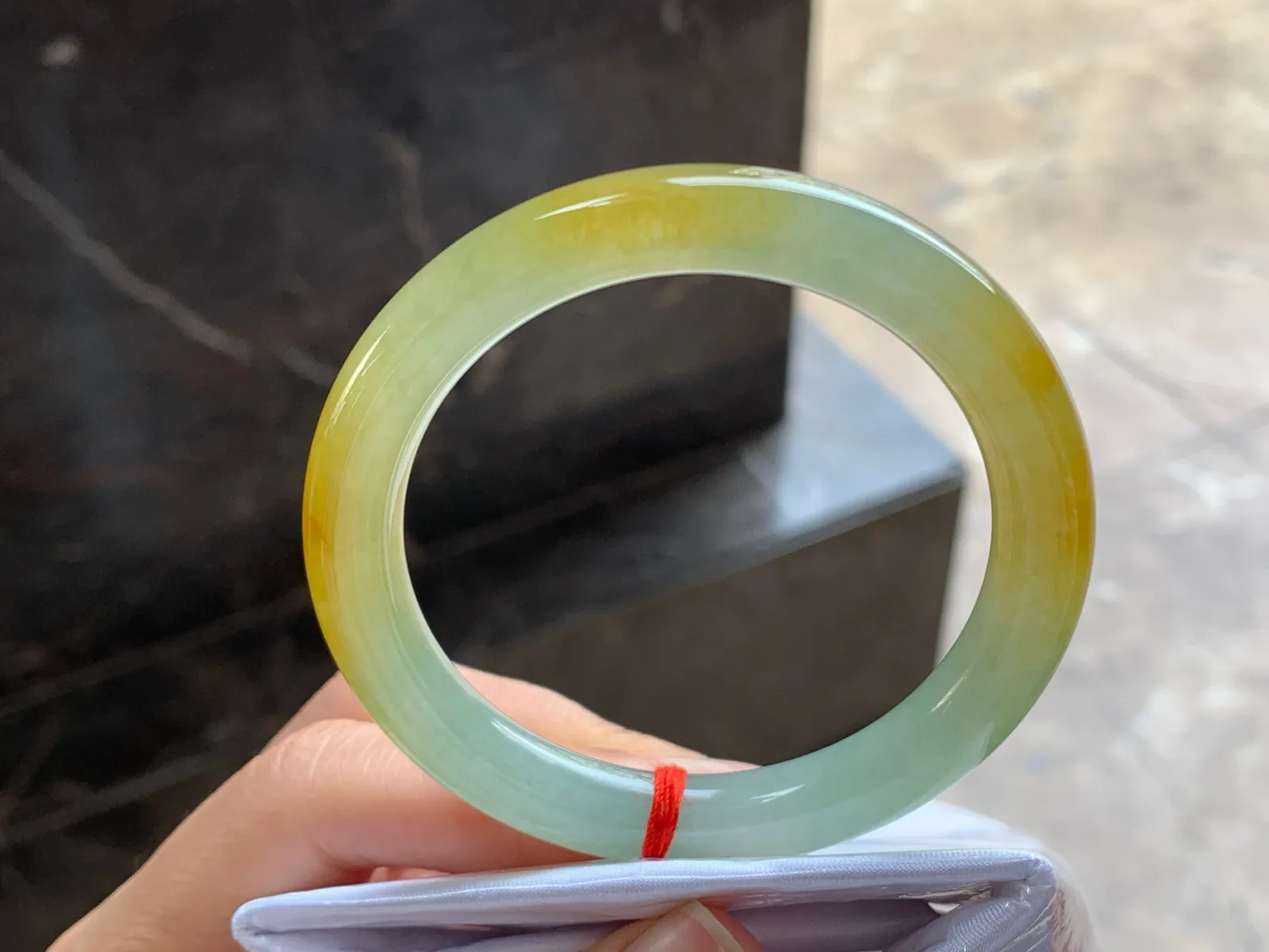 52-8.7

黄翡圆条手镯^_^鲜艳