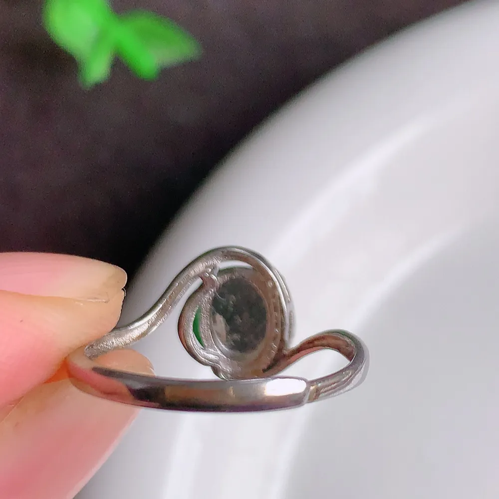 冰润满绿精美翡翠戒指  玉质细腻  冰清玉润  飘花灵动  颜色漂亮  W815.28 尺寸：18-10-8mm  裸石尺寸：7.5mm