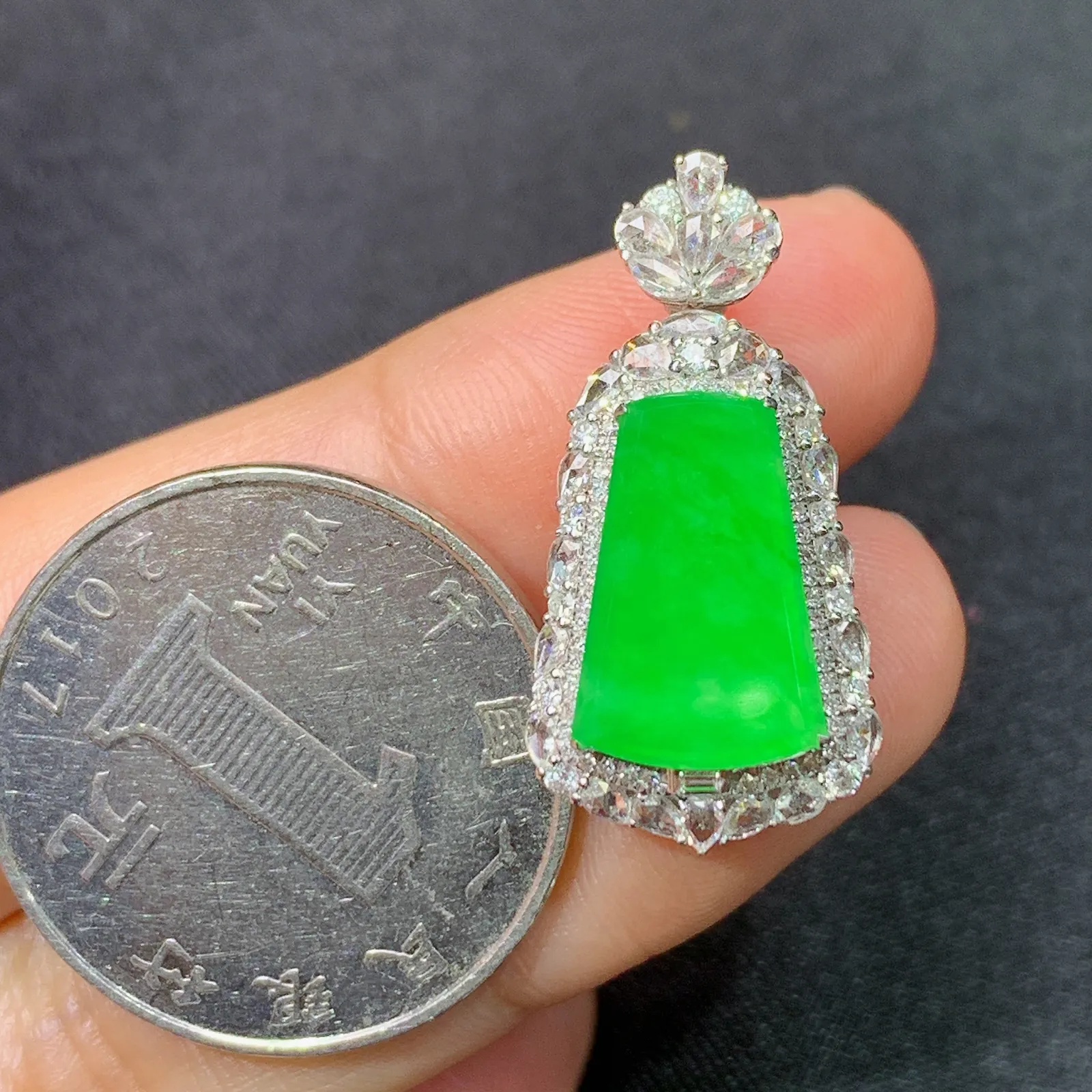 冰阳绿无事牌吊坠，18k金镶嵌，冰润色阳，玉质细腻，种水足，Ych 尺寸27*13.3*8.2