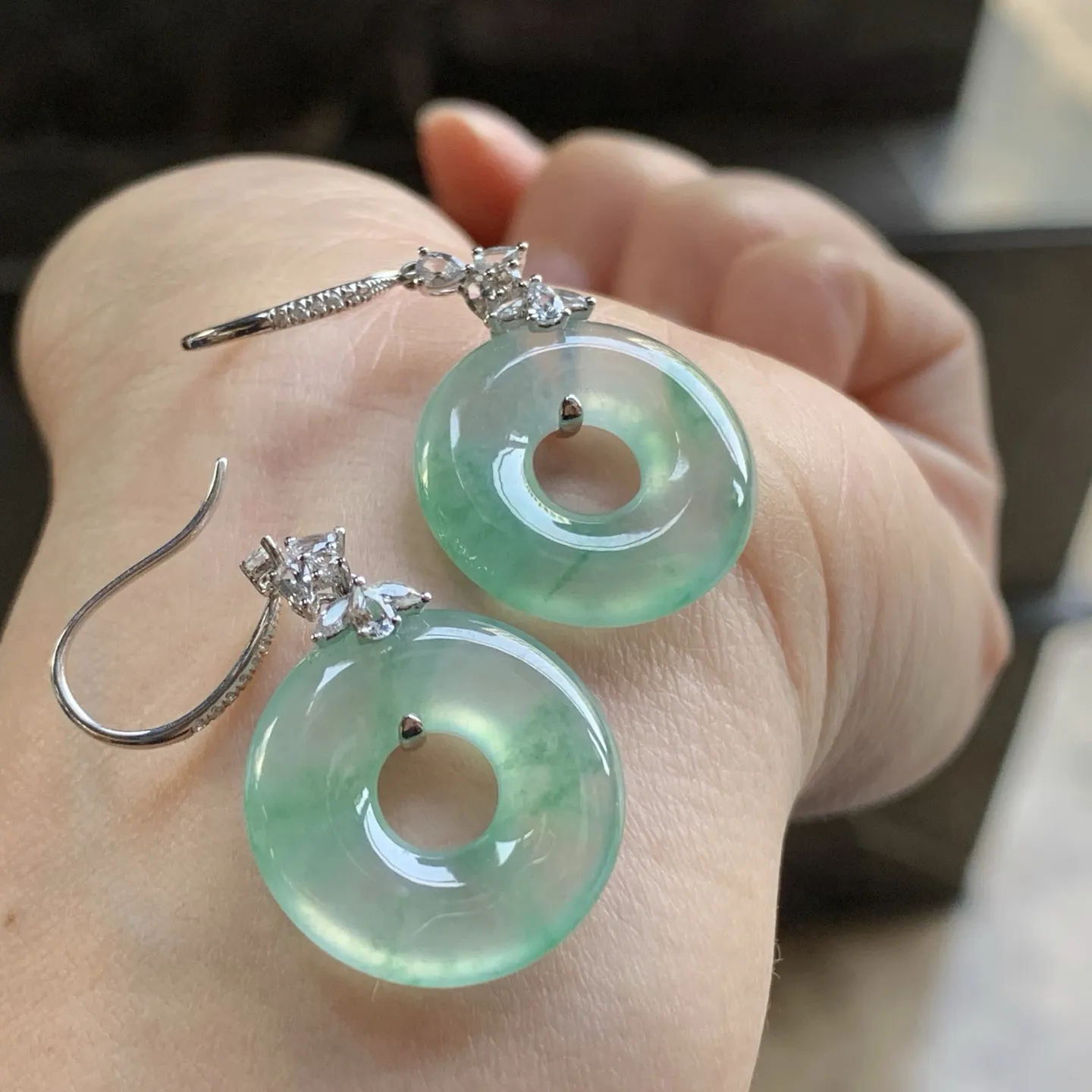 冰绿花甜甜圈耳坠^_^冰透 颜色好看 尺寸裸石19.1-3.9mm