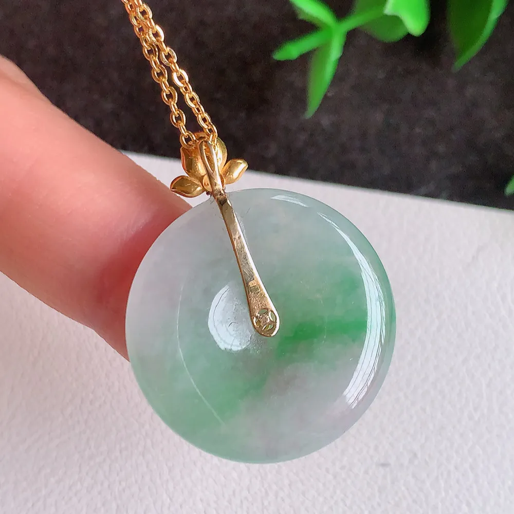 18k金冰润飘绿平安扣吊坠，厚装饱满，冰润剔透，细腻水足，种质润泽，飘花灵动，佩戴优雅大气，W41.28   整体尺寸：30.5-24.2-3.6mm   裸石尺寸：24.2-3.6mm