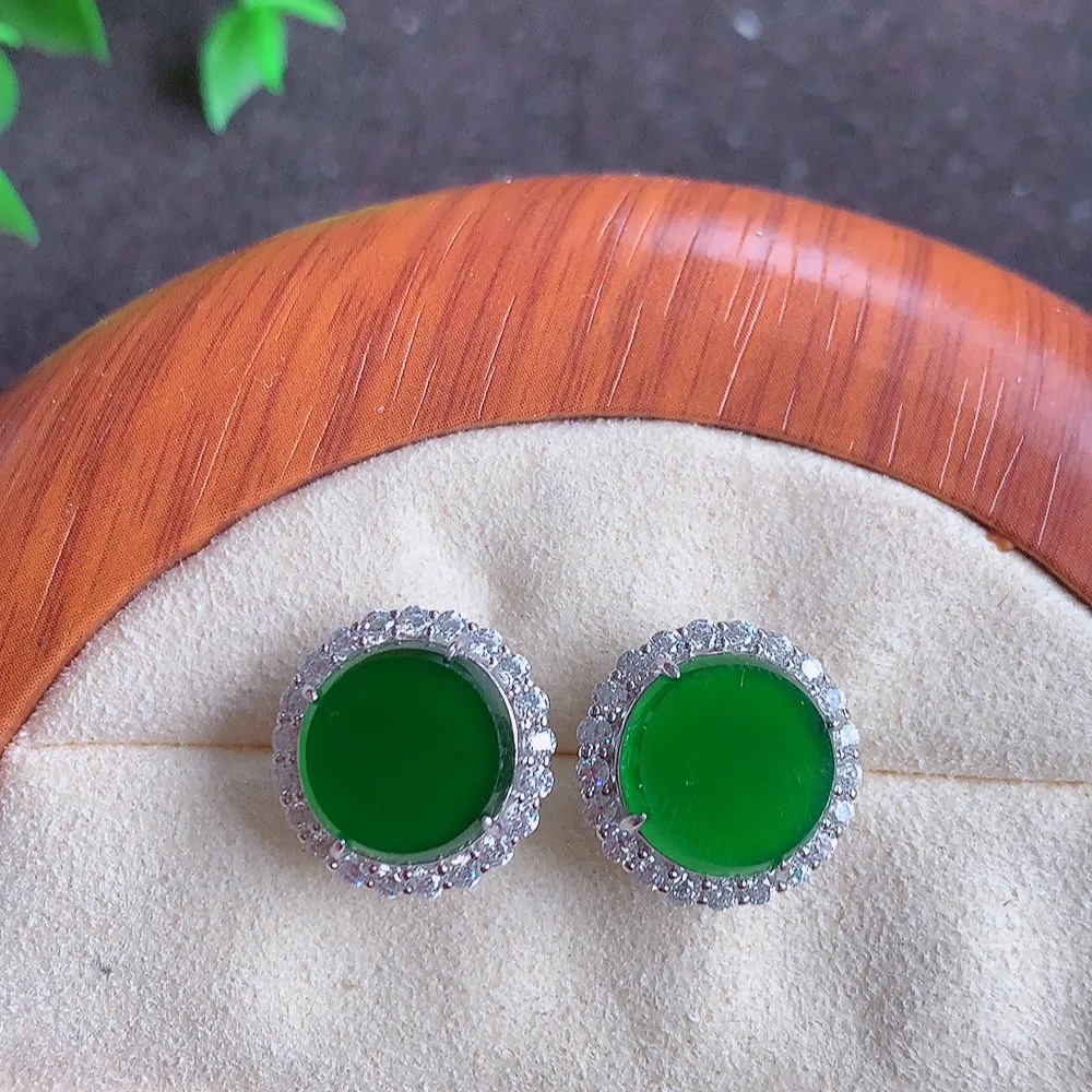 冰透满绿翡翠925银镶嵌耳钉，自然光实拍，翠色灵动，颜色漂亮，种老水足，品相佳，佩戴佳品！W815.28  整体尺寸：14.5-8mm   裸石尺寸：11mm