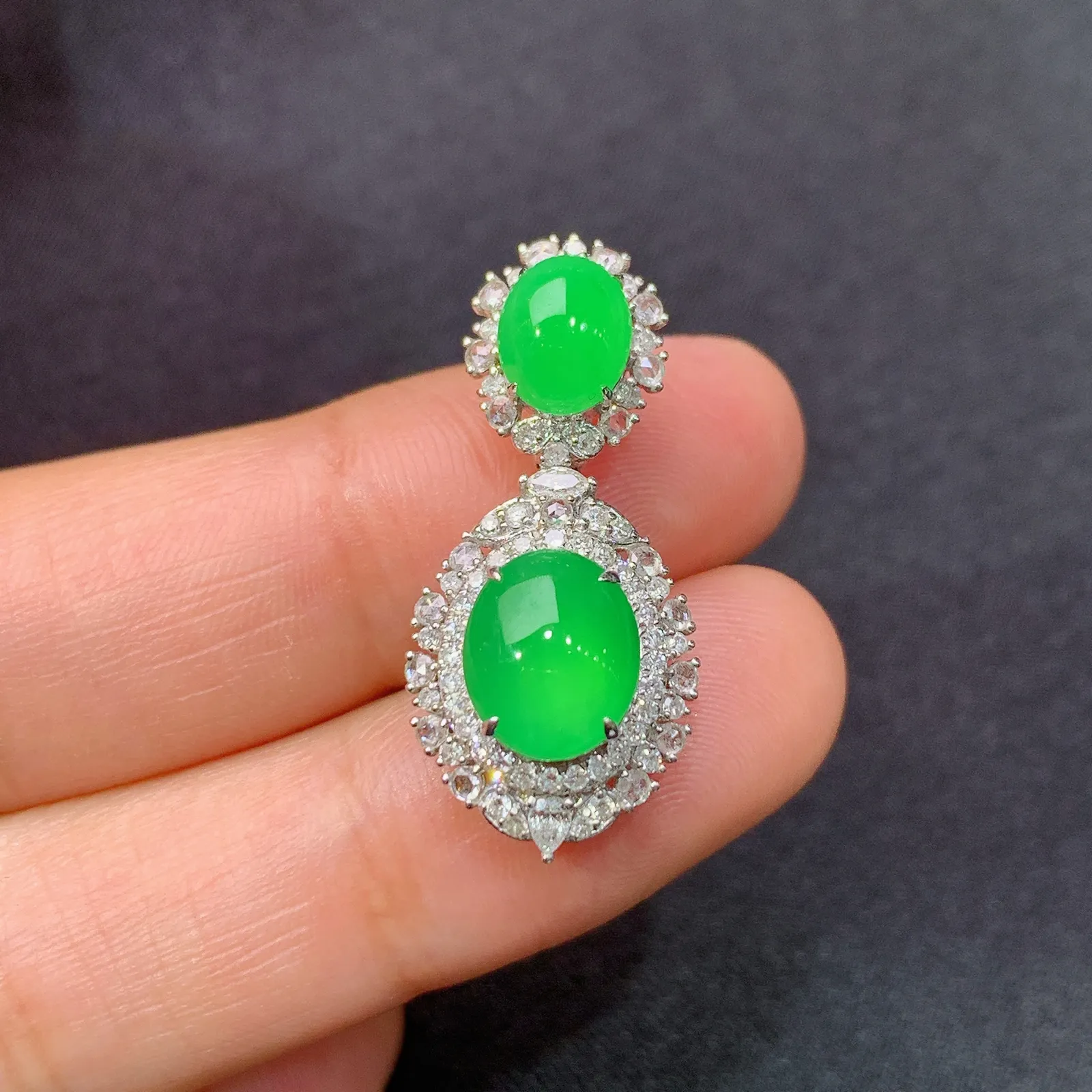 冰阳绿蛋面吊坠，18k金钻镶嵌，冰润色阳，玉质水润细腻，种水足，Tl整体尺寸27.8*12.6*8.7