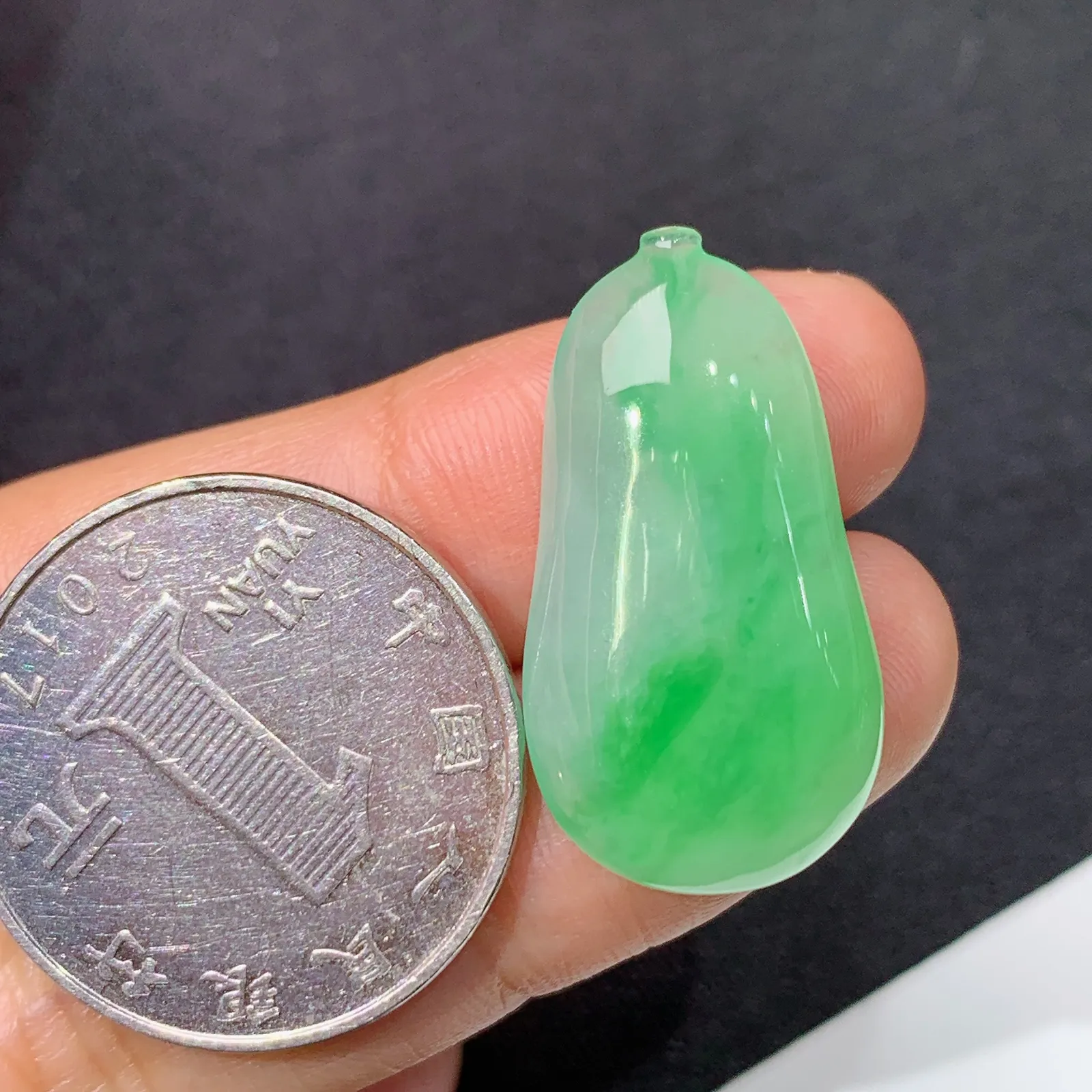 冰飘绿福瓜，镶嵌佳品，冰润色阳，玉质细腻，种水足，Xg 尺寸27.7*15*4.8