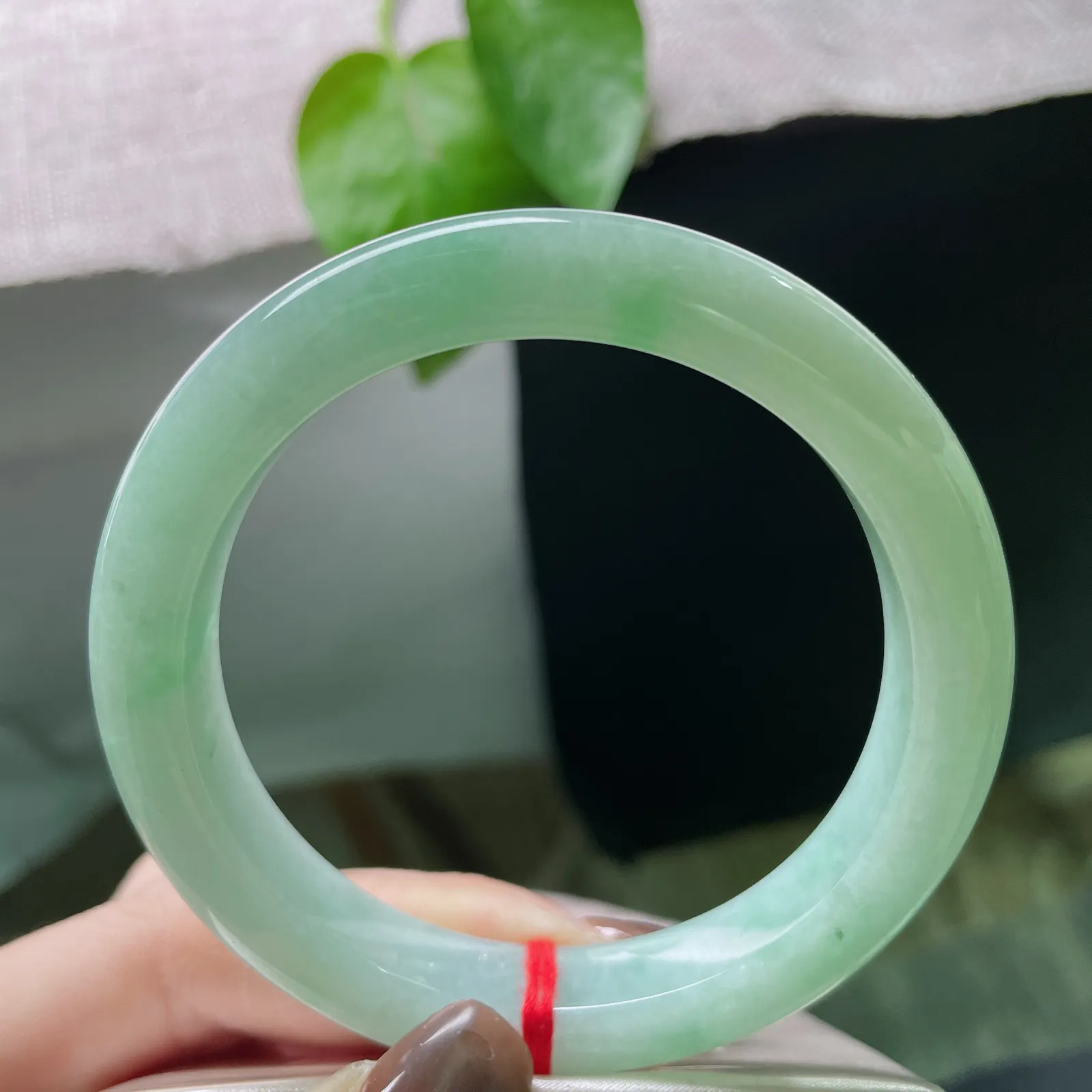 57.2/10.7/9.7绿底正圈，水润细腻，温婉可人，贵气，棉线