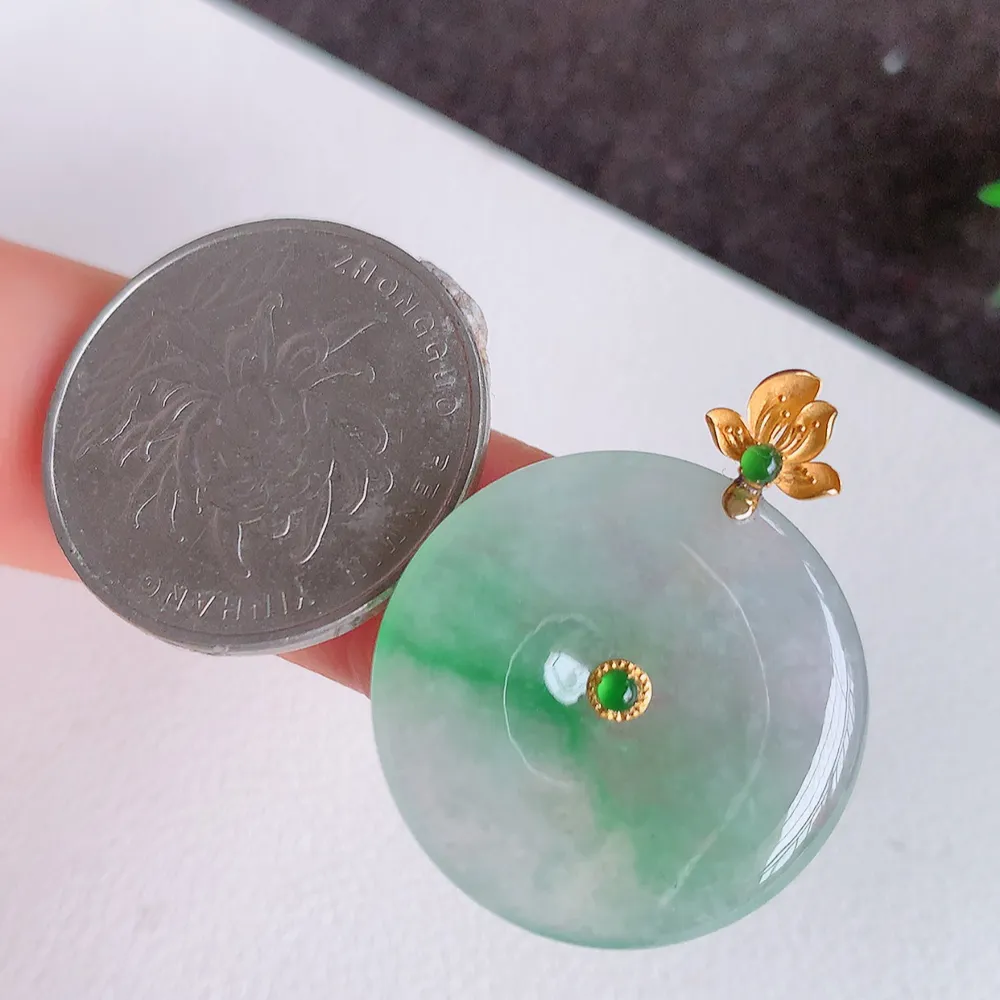 18k金冰润飘绿平安扣吊坠，厚装饱满，冰润剔透，细腻水足，种质润泽，飘花灵动，佩戴优雅大气，W41.28   整体尺寸：30.5-24.2-3.6mm   裸石尺寸：24.2-3.6mm