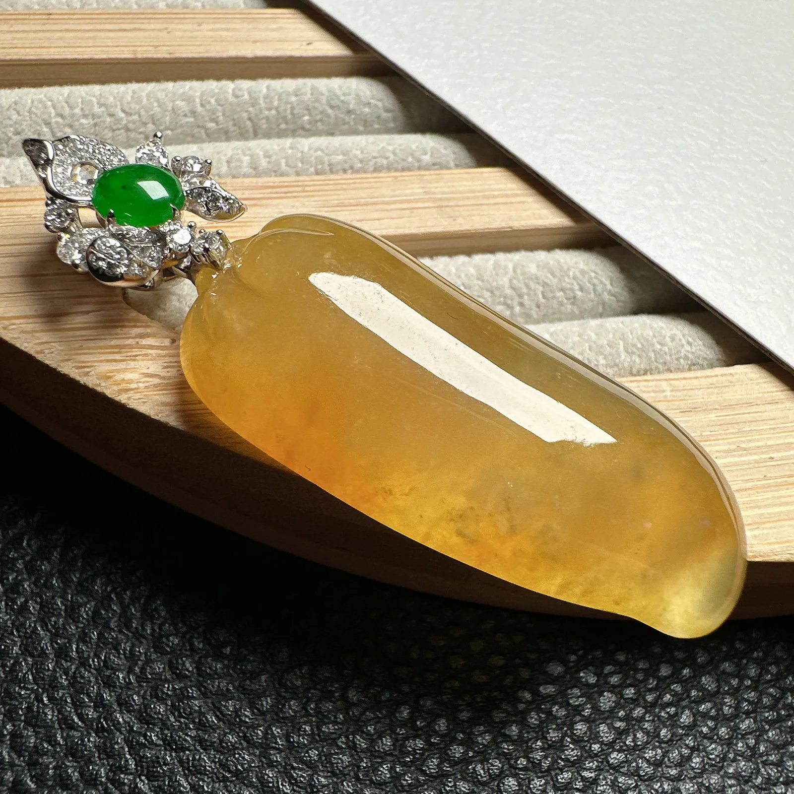 【冰黄】天然色冰黄大福瓜，稀缺度拉满，可遇不可求，冰种料子，饱满圆润，种老肉细，18K金扣头镶嵌。裸石尺寸40.5*16.7*7.5毫米。