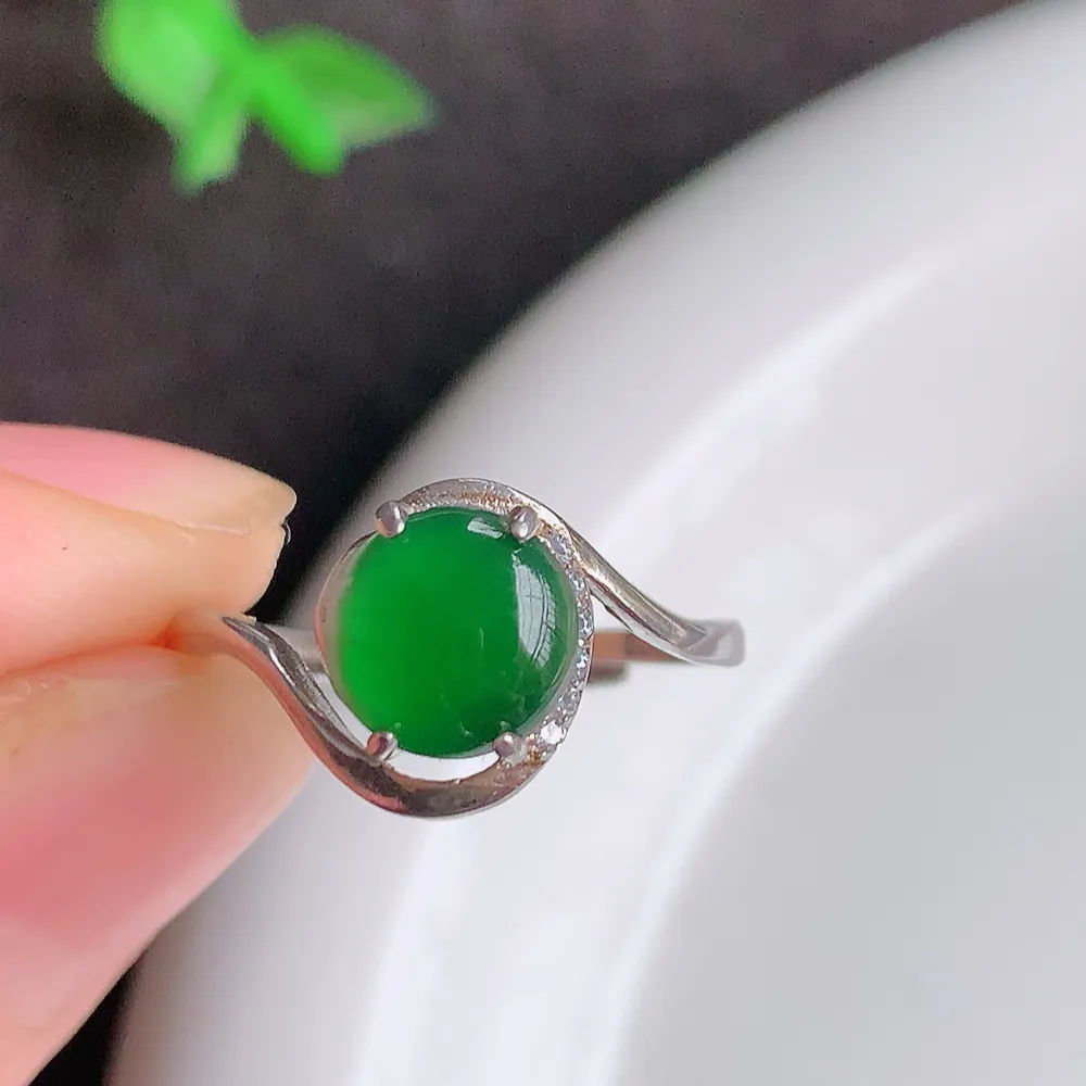 冰润满绿精美翡翠戒指  玉质细腻  冰清玉润  飘花灵动  颜色漂亮  W815.28 尺寸：18-