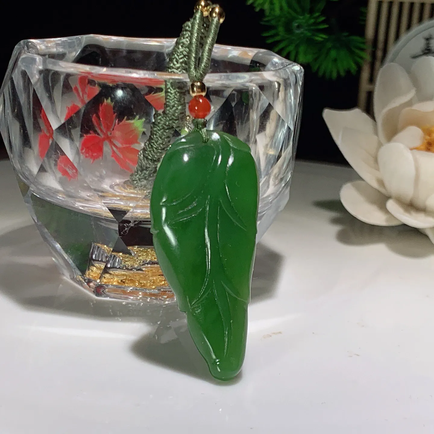 和田玉阳绿俄罗斯碧玉金枝玉叶挂件 尺寸44/20/8重11克 玉质细腻油润 底色纯净 脂粉好，品质好