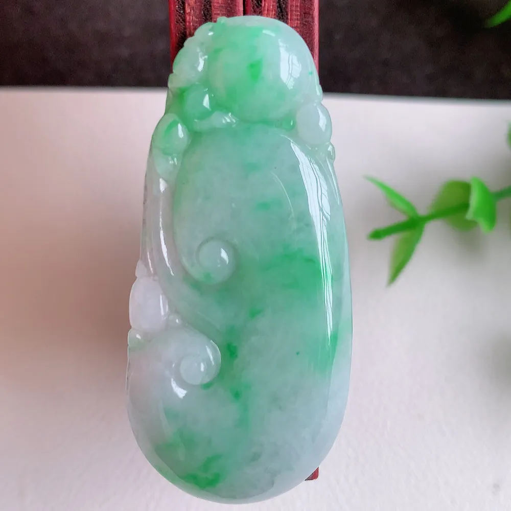 冰润飘阳绿吉祥如意翡翠吊坠  寓意“万事如意，吉祥如意,福寿绵长 心想事成”饱满大气，通透水润  W140.28  尺寸： 48.8-22.7-6mm