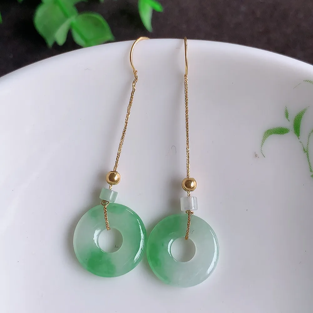 18k金冰透满绿翡翠耳坠，自然光实拍，翠色灵动，颜色漂亮，种老水足，品相佳，佩戴佳品！W41.28  取一尺寸：17-14.3-2.5mm  裸石尺寸：14.3-2.5mm