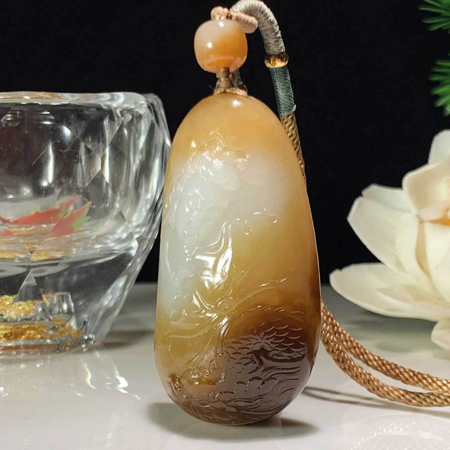 新疆和田玉白玉且末糖御龙观音挂件 尺寸49/27/15重32克。玉质细腻油润。手推出油。佩戴高端典雅。lt260228