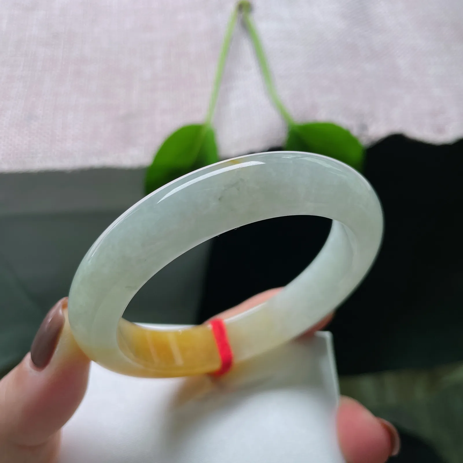 56.1/12.4/8.7，冰黄翡正圈，冰底澄澈，黄翡流金，一抹腕间色，恰似落日熔金，坠入人间烟火。