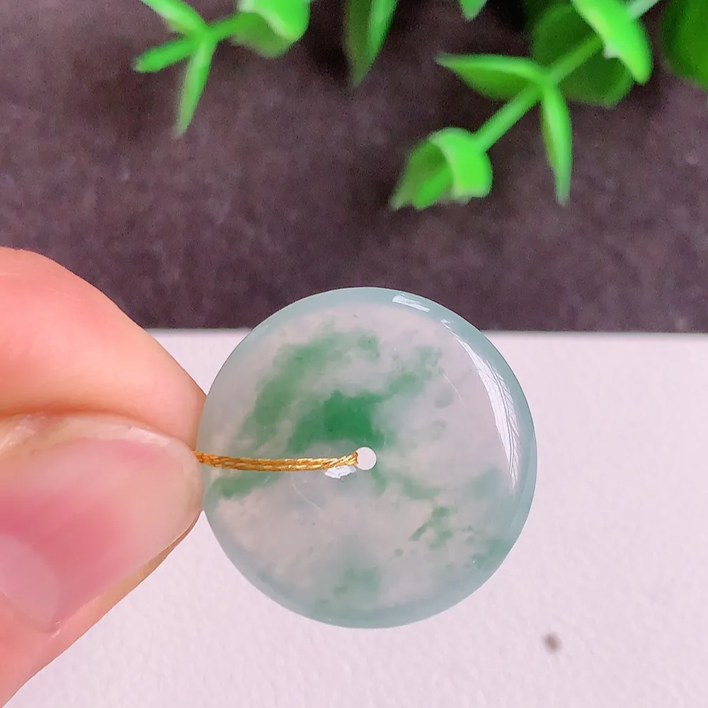 冰润飘花平安扣吊坠，厚装饱满，冰润剔透，细腻水足，种质润泽，飘花灵动，佩戴优雅大气，W400.28   尺寸：23-4.6mm