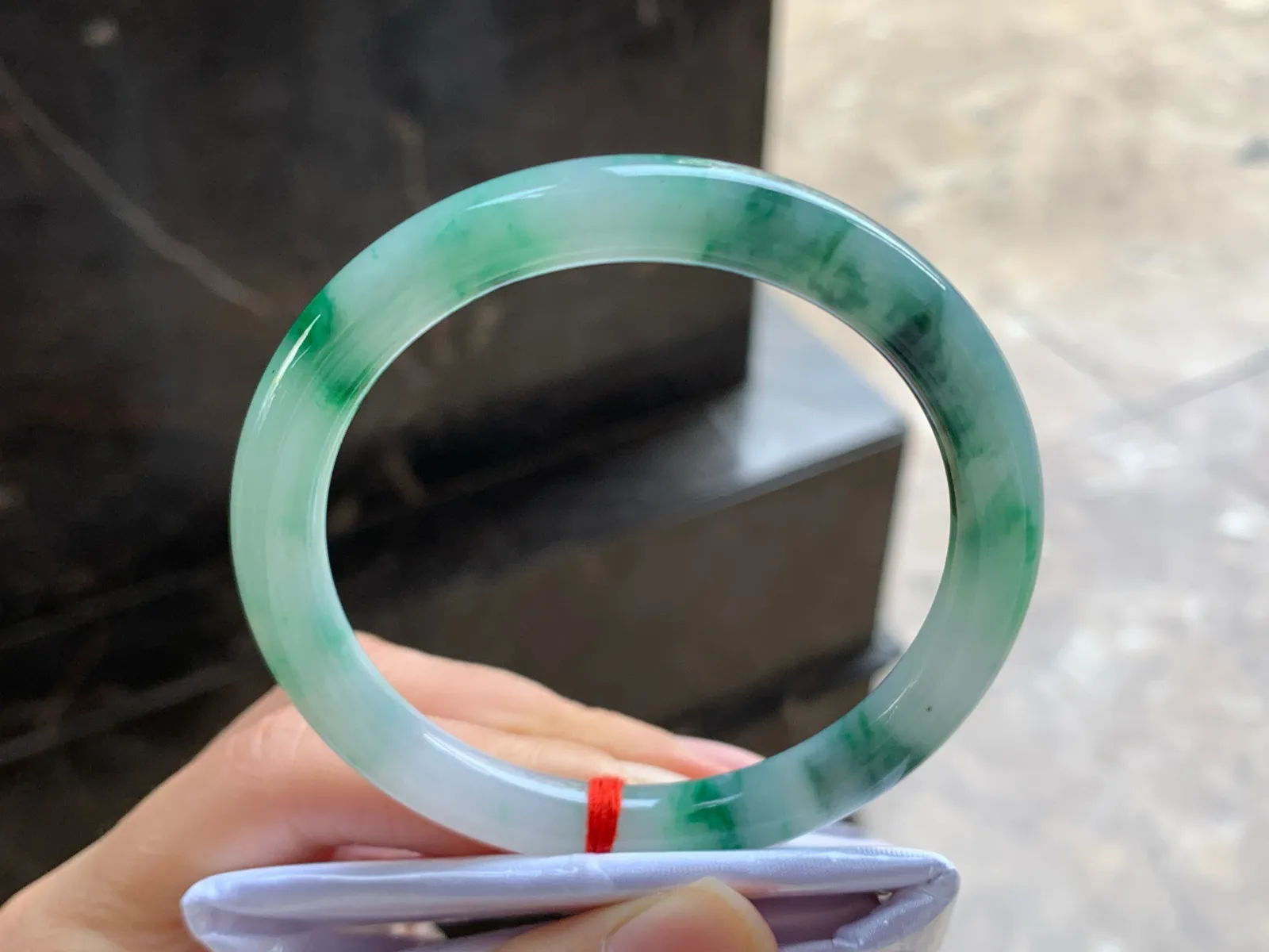 55-8

绿花圆条手镯^_^飘花好看 玉质温润