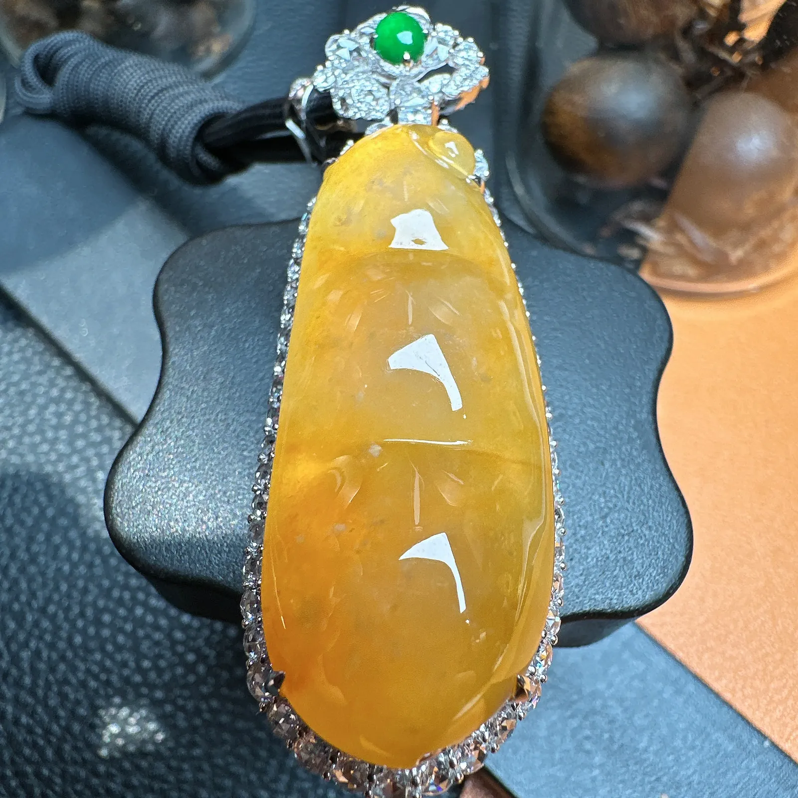 冰黄大福豆，达到冰种的大件黄翡料子，无纹无裂，天然色泽，稀缺品，裸石尺寸42.1*16.4*7.8毫米。