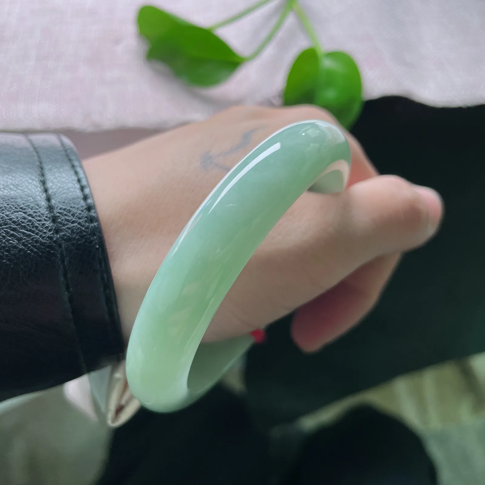 55.6/11.8/8.2，淡绿底正圈，色泽治愈，温润，甜美可人，水头好，一点皮纹