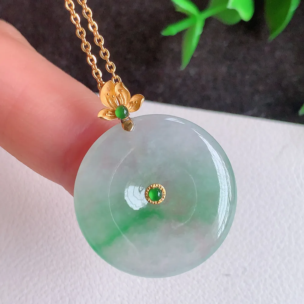 18k金冰润飘绿平安扣吊坠，厚装饱满，冰润剔透，细腻水足，种质润泽，飘花灵动，佩戴优雅大气，W41.28   整体尺寸：30.5-24.2-3.6mm   裸石尺寸：24.2-3.6mm