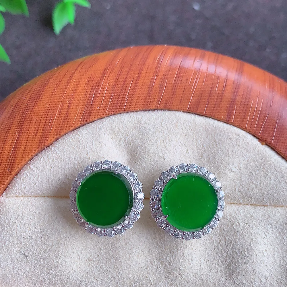 冰透满绿翡翠925银镶嵌耳钉，自然光实拍，翠色灵动，颜色漂亮，种老水足，品相佳，佩戴佳品！W815.