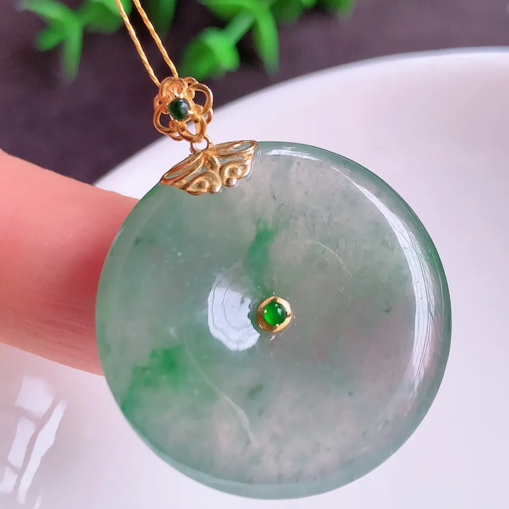 18k金冰润飘花平安扣吊坠，厚装饱满，冰润剔透，细腻水足，种质润泽，飘花灵动，佩戴优雅大气，W400.28   尺寸：35-28.5-5.5mm  裸石尺寸：28.5-5.5mm