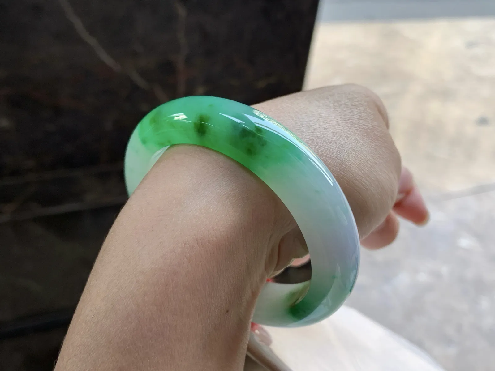 53.5-13.3-9.2

阳绿色手镯^_^颜色鲜艳 玉质温润