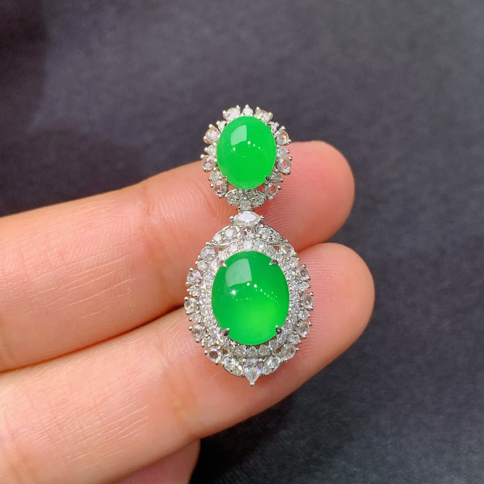 冰阳绿蛋面吊坠，18k金钻镶嵌，冰润色阳，玉质水润细腻，种水足，Tl整体尺寸27.8*12.6*8.