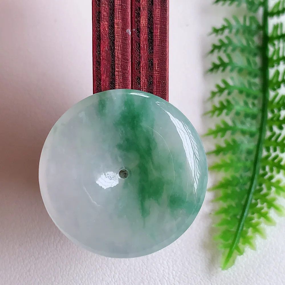 冰润飘花平安扣吊坠，厚装饱满，冰润剔透，细腻水足，种质润泽，飘花灵动，佩戴优雅大气，W400.28   尺寸：30.5-6mm