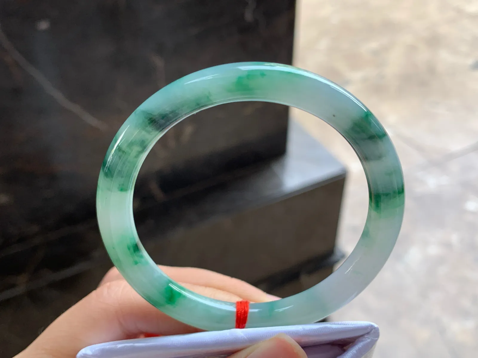 55-8

绿花圆条手镯^_^飘花好看 玉质温润