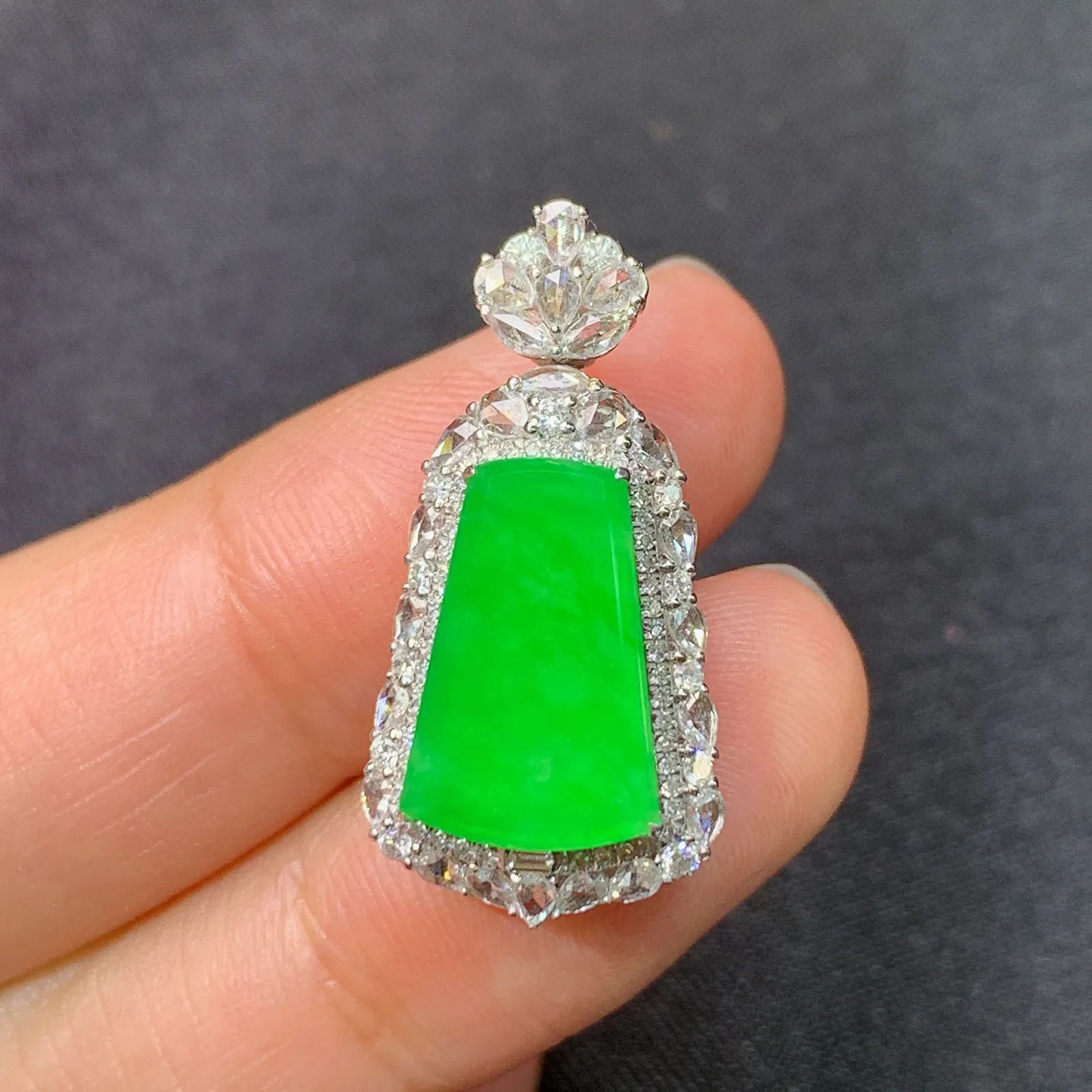 冰阳绿无事牌吊坠，18k金镶嵌，冰润色阳，玉质细腻，种水足，Ych 尺寸27*13.3*8.2