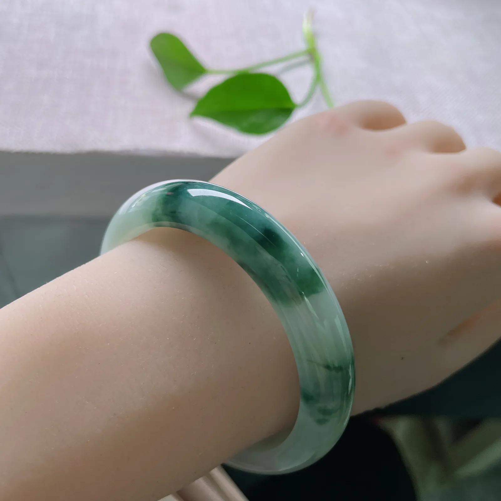 53.8/11.9/8.1飘花正圈，水润细腻，一抹飘花，婉间艳丽，一点棉线