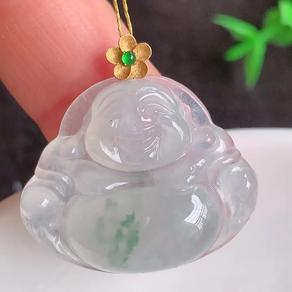 18k金冰润飘花佛公挂件 玉质细腻  精雕弥勒佛，笑佛福耳垂肩，面相喜庆，开怀大笑，憨态可掬。惟妙惟肖，寓意福禄双全，吉祥美满，笑口常开 W400.28 尺寸：23-28-6mm