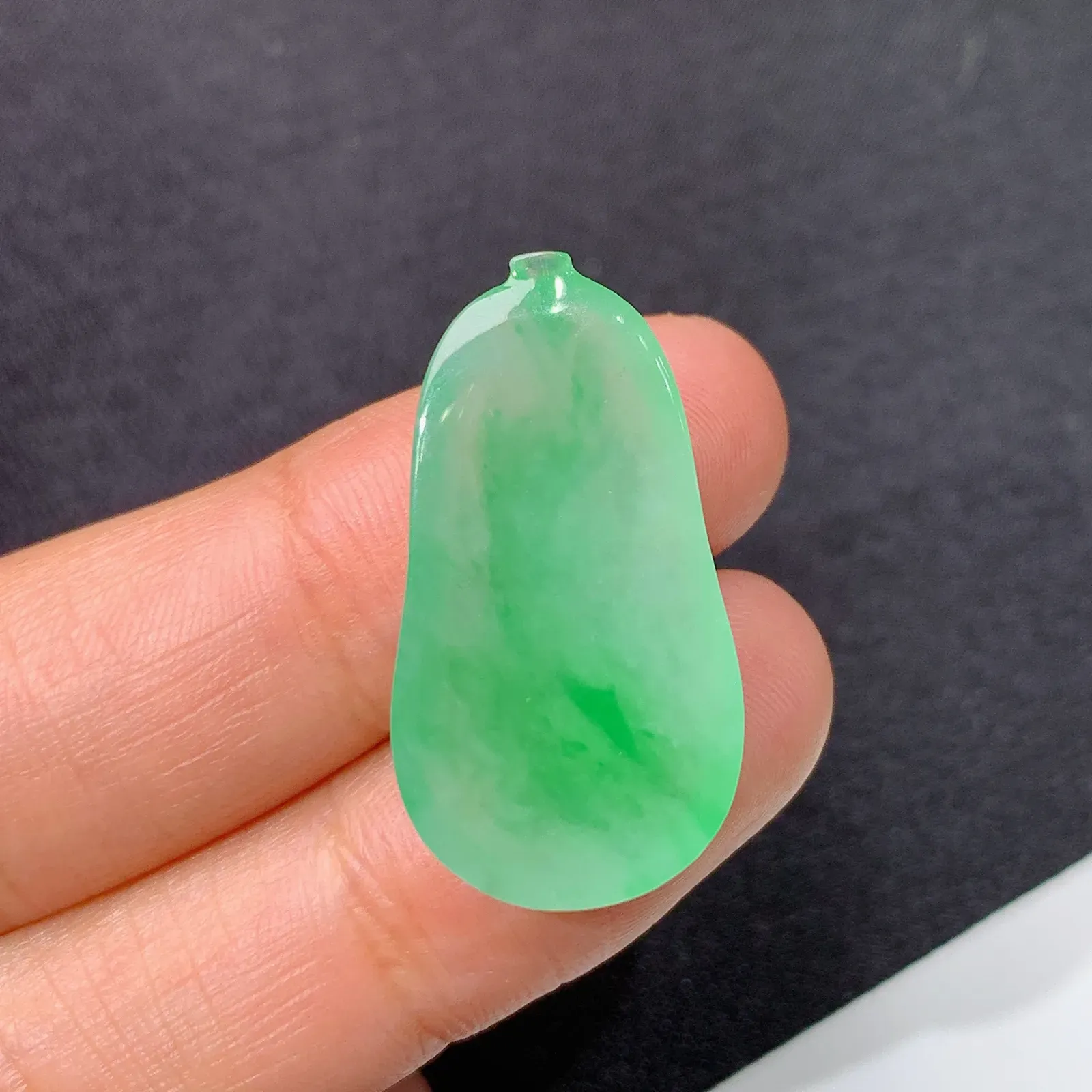 冰飘绿福瓜，镶嵌佳品，冰润色阳，玉质细腻，种水足，Xg 尺寸27.7*15*4.8