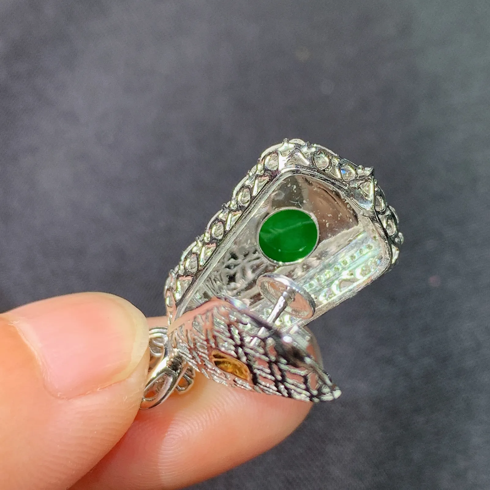 冰阳绿无事牌吊坠，18k金镶嵌，冰润色阳，玉质细腻，种水足，Ych 尺寸27*13.3*8.2