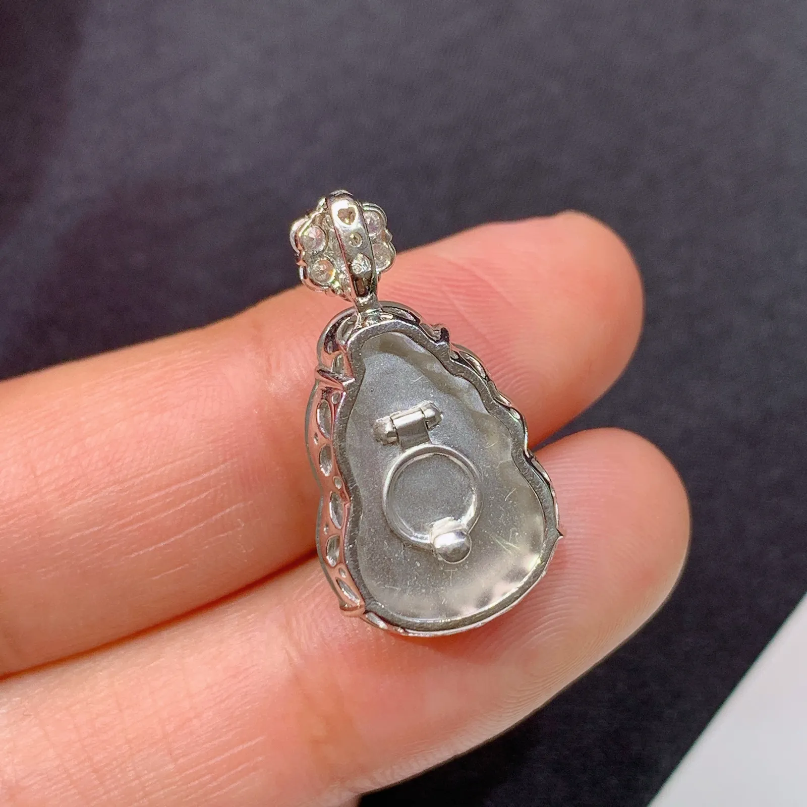 冰飘绿葫芦吊坠，18k金钻镶嵌，冰润饱满，玉质细腻，Tl整体尺寸23.8*12.9*6.8