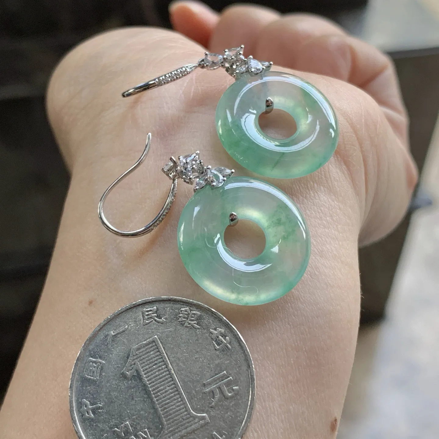 冰绿花甜甜圈耳坠^_^冰透 颜色好看 尺寸裸石19.1-3.9mm