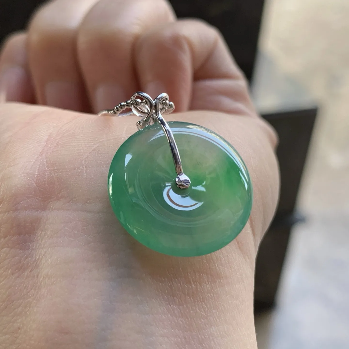 金扣绿色平安扣^_^鲜艳 玉质温润 尺寸20.9-4mm