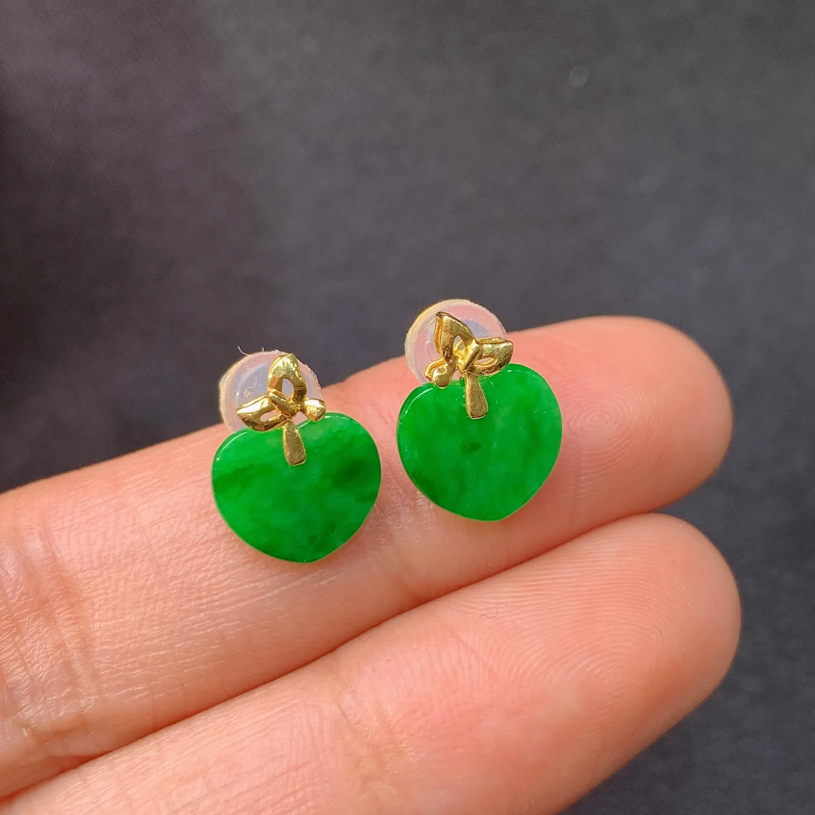 阳绿爱心耳钉，18k金镶嵌，简约时尚，冰润色阳，Xyg取一裸石尺寸7.6*8.7*1.1