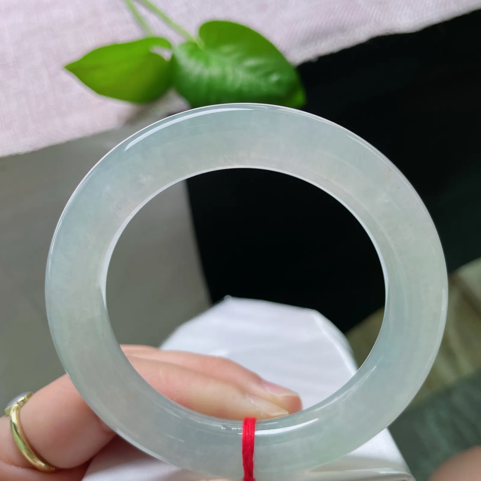 57.3/11.7，冰晴底圆条，清透立骨，柔和养韵，像一句未说尽的诗，留白处皆是余味