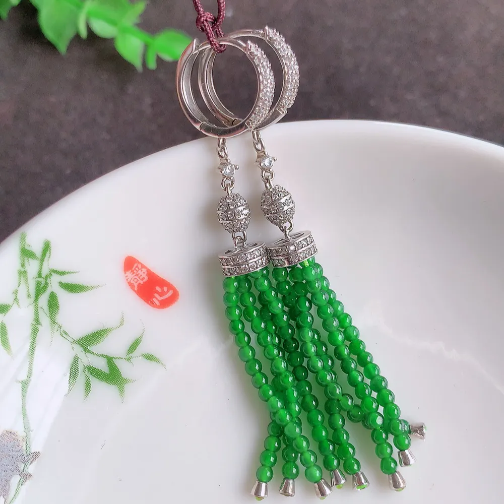 冰透满绿翡翠925银镶嵌圆珠耳坠，自然光实拍，翠色灵动，颜色漂亮，种老水足，品相佳，佩戴佳品！W815.28  裸石尺寸：2.5mm