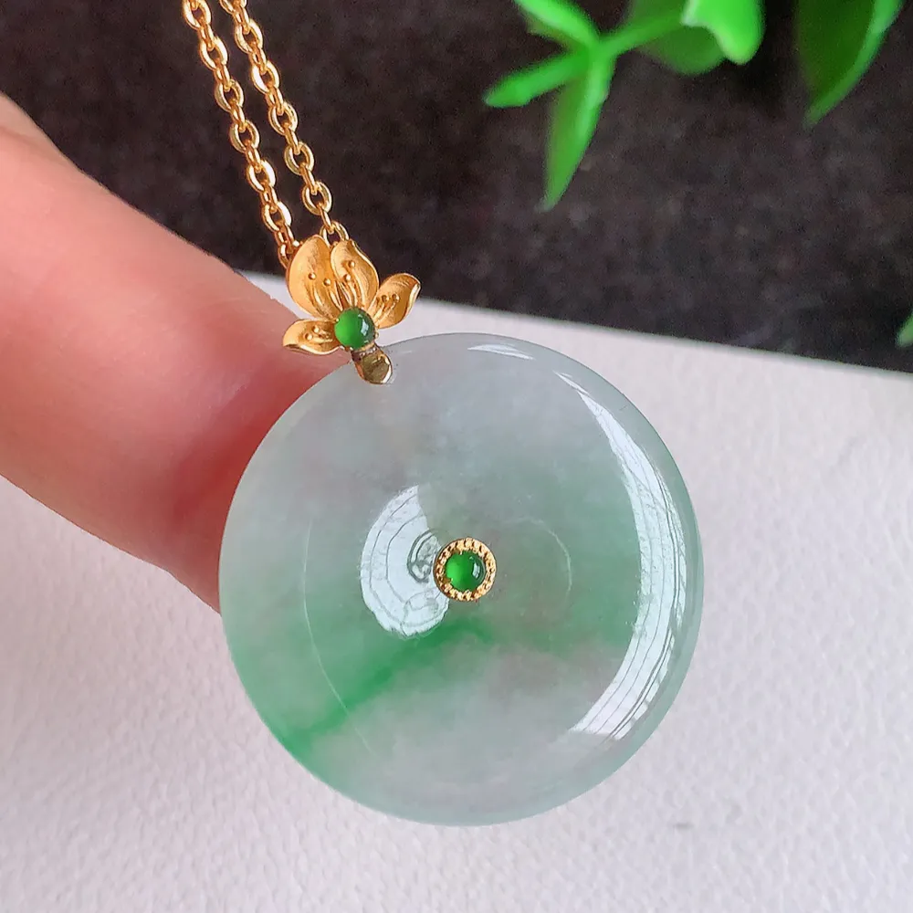 18k金冰润飘绿平安扣吊坠，厚装饱满，冰润剔透，细腻水足，种质润泽，飘花灵动，佩戴优雅大气，W41.28   整体尺寸：30.5-24.2-3.6mm   裸石尺寸：24.2-3.6mm