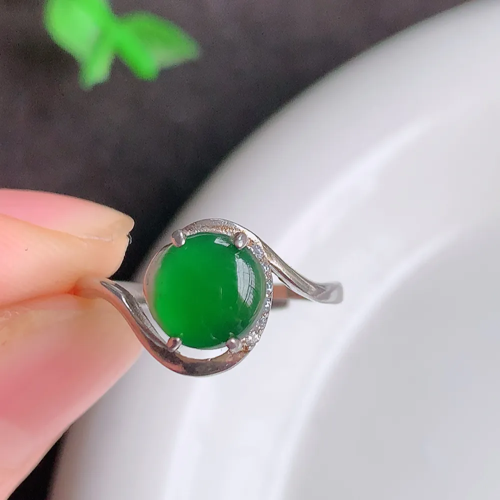 冰润满绿精美翡翠戒指  玉质细腻  冰清玉润  飘花灵动  颜色漂亮  W815.28 尺寸：18-10-8mm  裸石尺寸：7.5mm