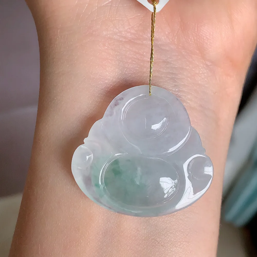 冰润飘花佛公挂件 玉质细腻  精雕弥勒佛，笑佛福耳垂肩，面相喜庆，开怀大笑，憨态可掬。惟妙惟肖，寓意福禄双全，吉祥美满，笑口常开 W400.28 尺寸：30.5-33-5.5mm